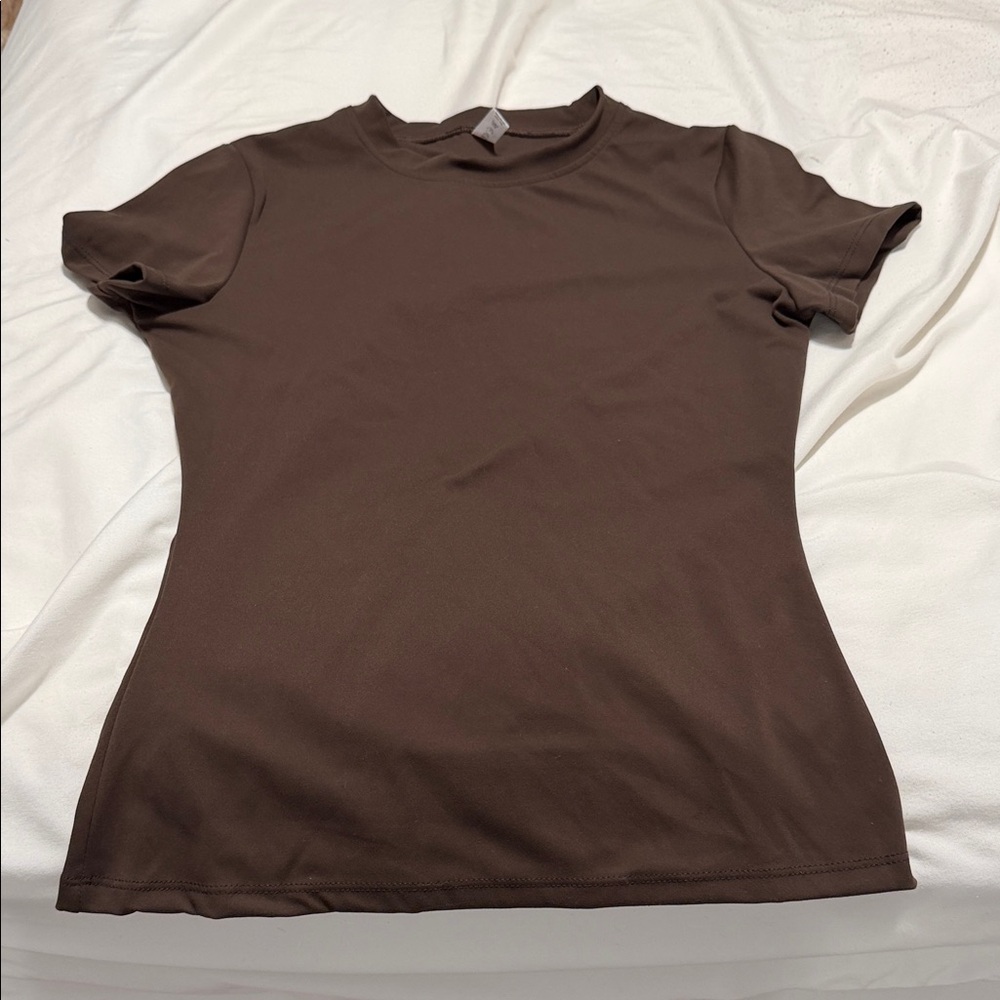 •womens shein size large brown active top
•tight fitting 
•selling for $7🤎